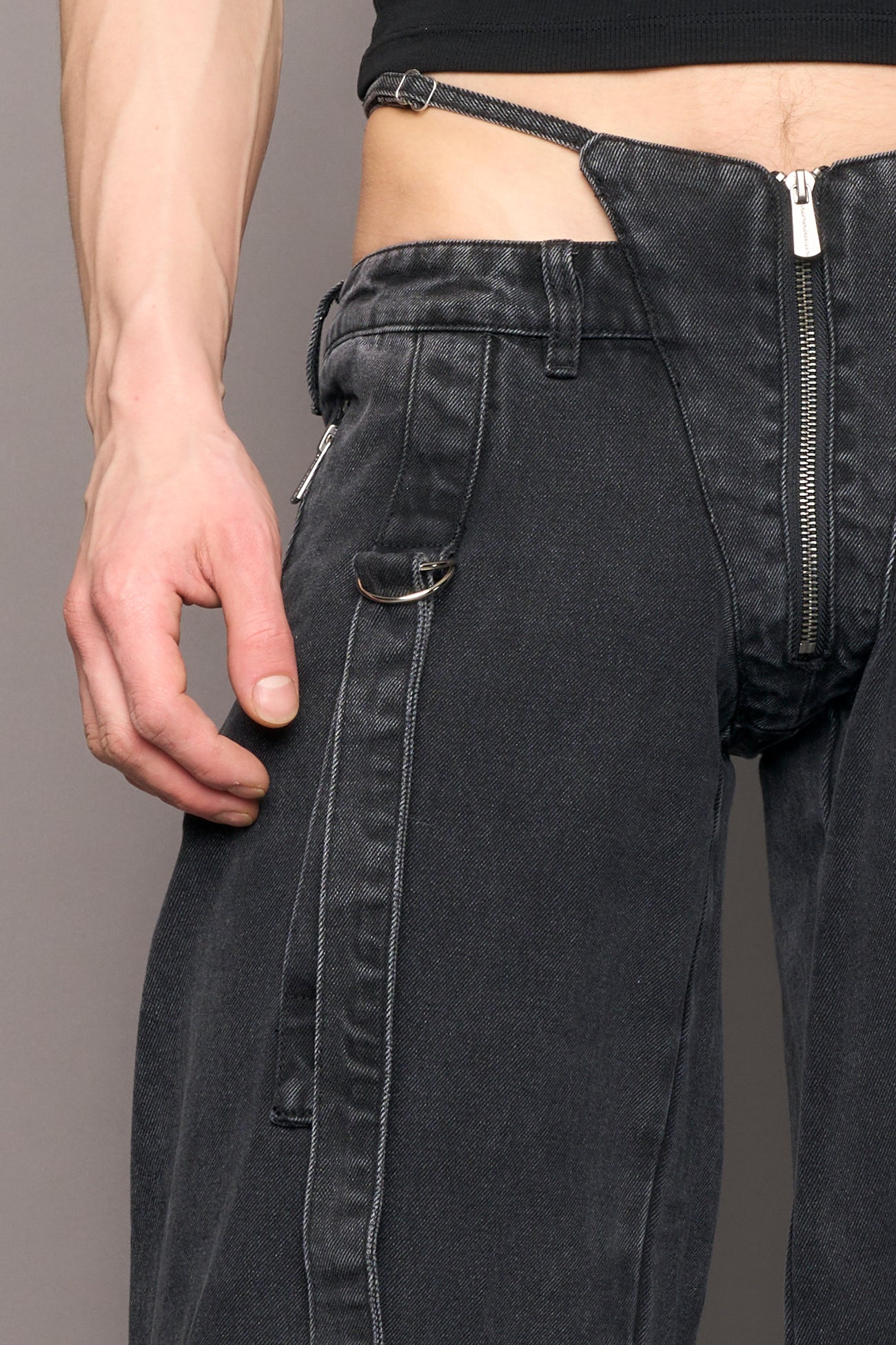 vertical belt with metal D-ring detail